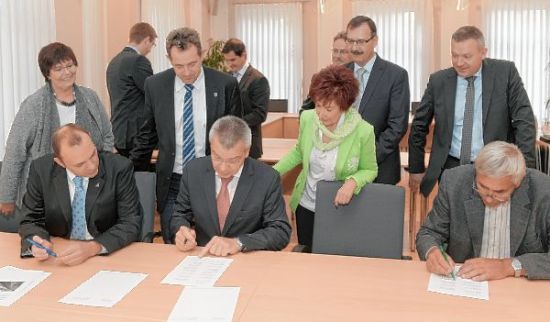 Hessische Bürgermeister bei Unterzeichnung